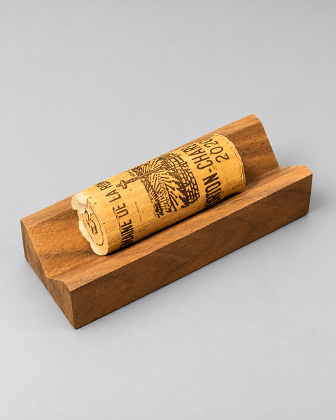Long wooden Cork Keepsake Display Stand with a demonstration cork; one stand only, cork not included. 淺灰色無縫背景，中性打光