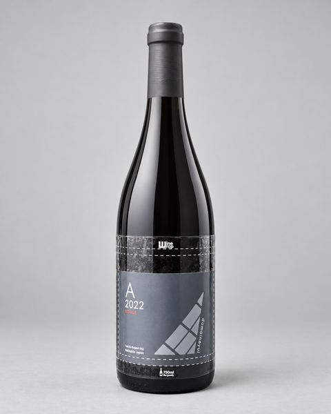 Domaine Yui A Rouge 2022, one 750ml bottle. 淺灰色無縫背景，中性打光。4:5。