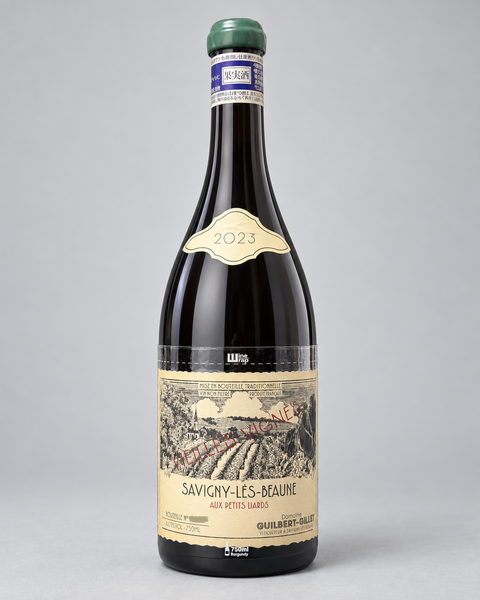 Guilbert Gillet Savigny-lès-Beaune Aux Petits Liards Vieilles Vignes 2023, one 750ml bottle. 淺灰色無縫背景，中性打光。4:5。