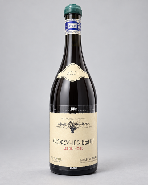 Guilbert Gillet Chorey-lès-Beaune Les Beaumonts 2021, one 750ml bottle. 淺灰色無縫背景，中性打光。4:5。