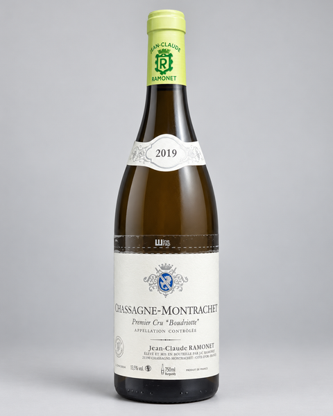 Jean-Claude Ramonet Chassagne-Montrachet Premier Cru Boudriotte Blanc 2019, one 750 ml bottle, full bottle visible. 淺灰色無縫背景，中性打光