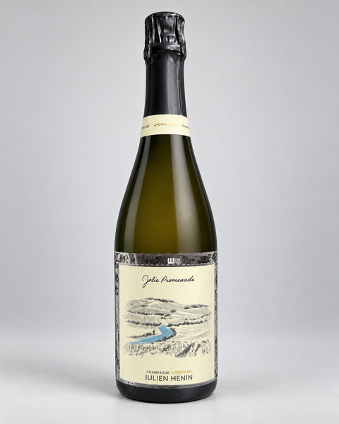 Julien Hénin Jolie Promenade Blanc de Blancs Champagne, single bottle. 淺灰色無縫背景，中性打光。 4:5。