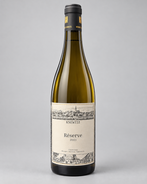 Knewitz Chardonnay Réserve Trocken 2023 — 淺灰色無縫背景，中性打光
