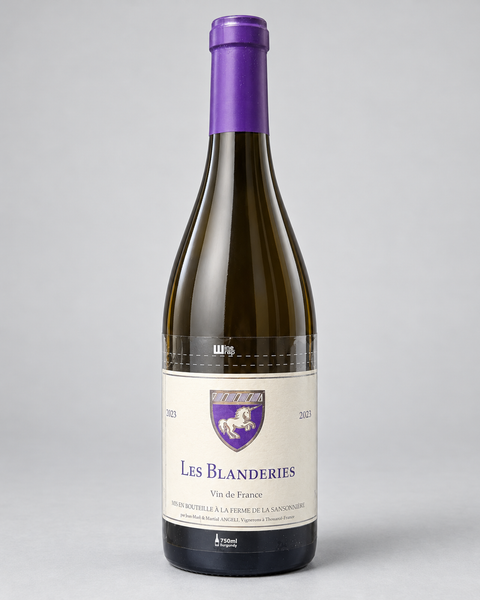 La Ferme de la Sansonnière Les Blanderies 2023 — 淺灰色無縫背景，中性打光；4:5，完整酒瓶