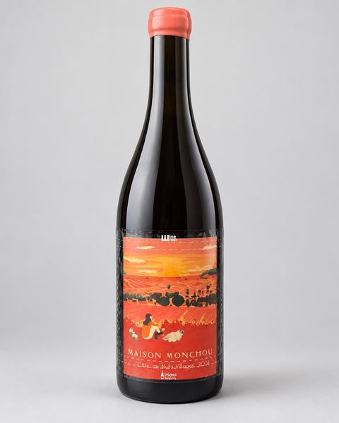 Maison Monchou Côte de Nuits-Villages 2024 — 淺灰色無縫背景，中性打光；4:5，完整酒瓶