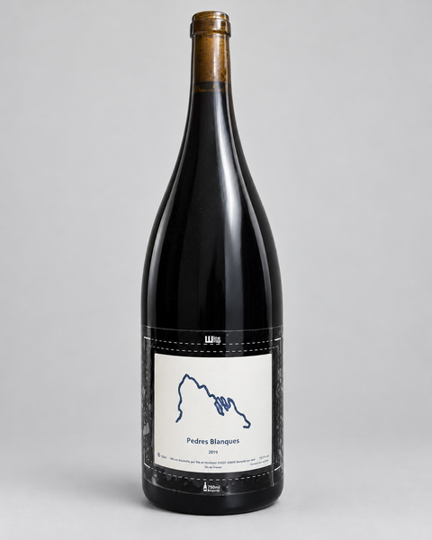 Pedres Blanques Rouge 2019 Magnum 1.5L — 淺灰色無縫背景，中性打光；4:5，完整酒瓶