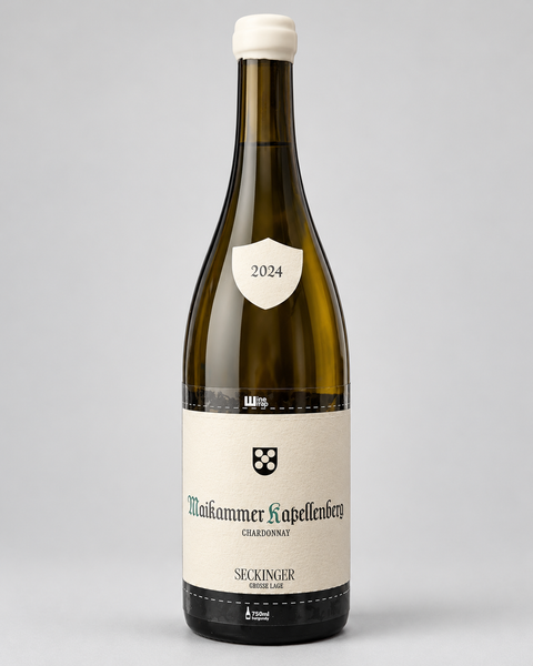 Seckinger Maikammer Kapellenberg Chardonnay 2024 — 淺灰色無縫背景，中性打光