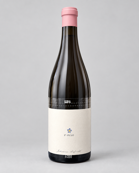 Johannes Aufricht, one bottle with pink capsule and flower label. 淺灰色無縫背景，中性打光。4:5。