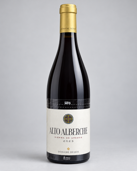2023 Domaine Dexaïe Alto Alberche — 淺灰色無縫背景，中性打光