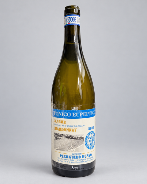 2025 Tonico Eupeptico Langhe Chardonnay Pierguido Busso — 淺灰色無縫背景，中性打光